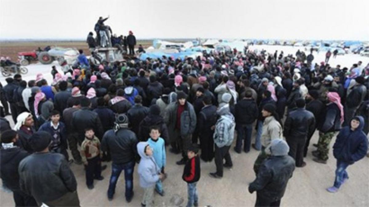 Thousands of Syrians brave freeze at Turkey border